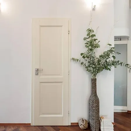 Old Town Square Apartman *